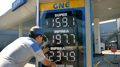 Los Andes | Aumento en el precio de los combustibles de YPF. Desde el domingo, las estaciones de servicio escribieron los nuevos valores de sus productos en sus pizarras. Foto: Orlando Pelichotti