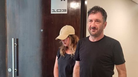 Los Andes | El senador Kueider y su secretaria, en la puerta del departamento donde cumplen prisión domiciliaria. (Foto: gentileza Diario ABC Color)