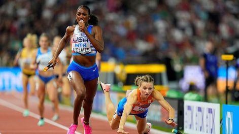 Los Andes | Alexis Holmes, de Estados Unidos, ancla a su equipo en la medalla de oro cuando Femke Bol, de Holanda, cayó cerca de la meta en la final del relevo mixto de 4x400 metros durante el Campeonato Mundial de Atletismo en Budapest, Hungría, el sábado. 19 de ago