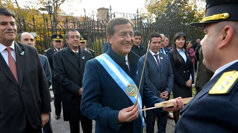 Los Andes | Tras el Toque el Diana del 25 de mayo, el gobernador Rodolfo Suarez, habló de la situación de la emergencia por la renuncia de anestesistas. Foto: Orlando Pelichotti / Los Andes
