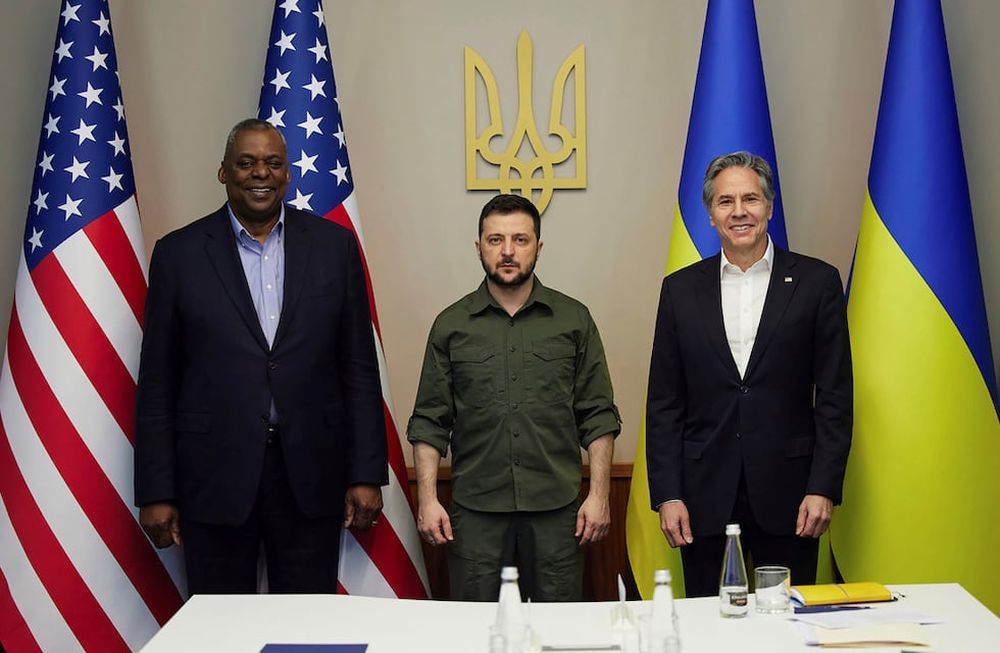 El secretario de Defensa de los Estados Unidos, Lloyd Austin, el presidente de Ucrania, Volodymyr Zelensky, y el secretario de Estado de los Estados Unidos, Antony Blinken, posan para una fotografía durante su reunión en Kiev, Ucrania. (Oficina de Prensa Presidencial de Ucrania vía AP)