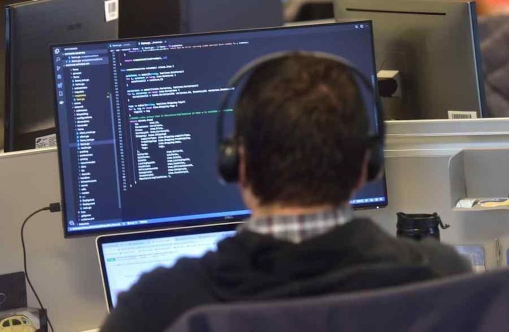 El objetivo de ONE, de Oracle, es brindar formación en tecnología y programación a quienes buscan trabajar en el sector pero no pueden pagar su capacitación.