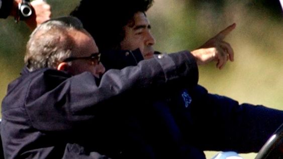 En Cuba, el Dr. Cahe junto a Maradona. / Gentileza.