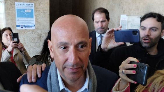 El ex titular de la unidad médica presidencia Federico Saavedra ingresa a la fiscalía federal de Ramiro González para declarar como testigo en la causa por violencia de género contra el ex presidente Alberto Fernández. Foto: Daniel Vides / NA