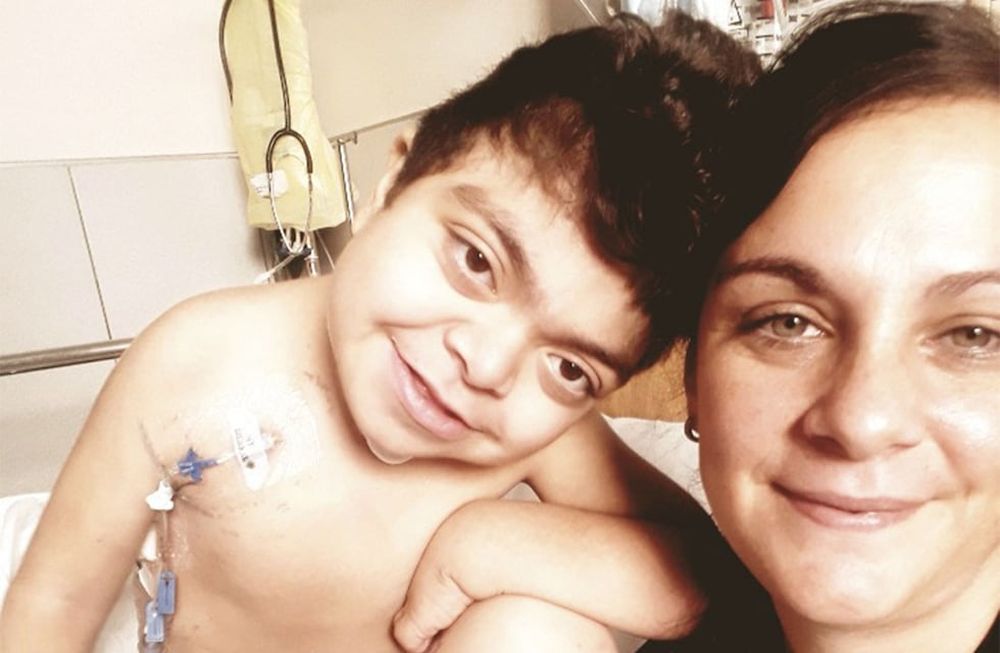 El niño cuenta con obra social, que cubre gran parte de sus múltiples tratamientos. Su mamá afirma que su pequeña familia padece necesidades de todo tipo.