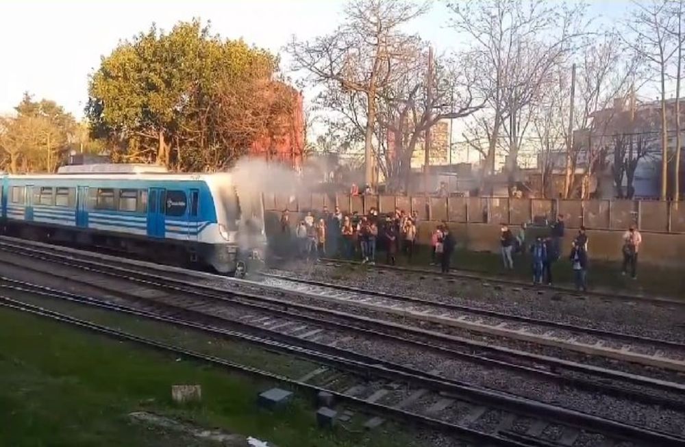 El motociclista falleció en el lugar y terminó debajo de la formación. Sucedió a la altura del paso a nivel Pueyrredón en Haedo, partido de Morón, Provincia de Buenos Aires.