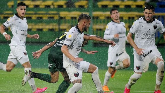 Con mucha agua en el terreno de juego por la lluvia, juegan Defensa y Colón. (Fotobaires)
