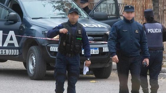 Disfrazados de policías le robaron a toda una familia
