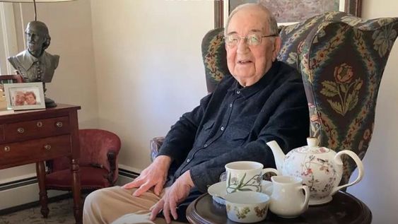 con 101 anos, un ex ceo revela los dos alimentos que no consume para mantenerse sano