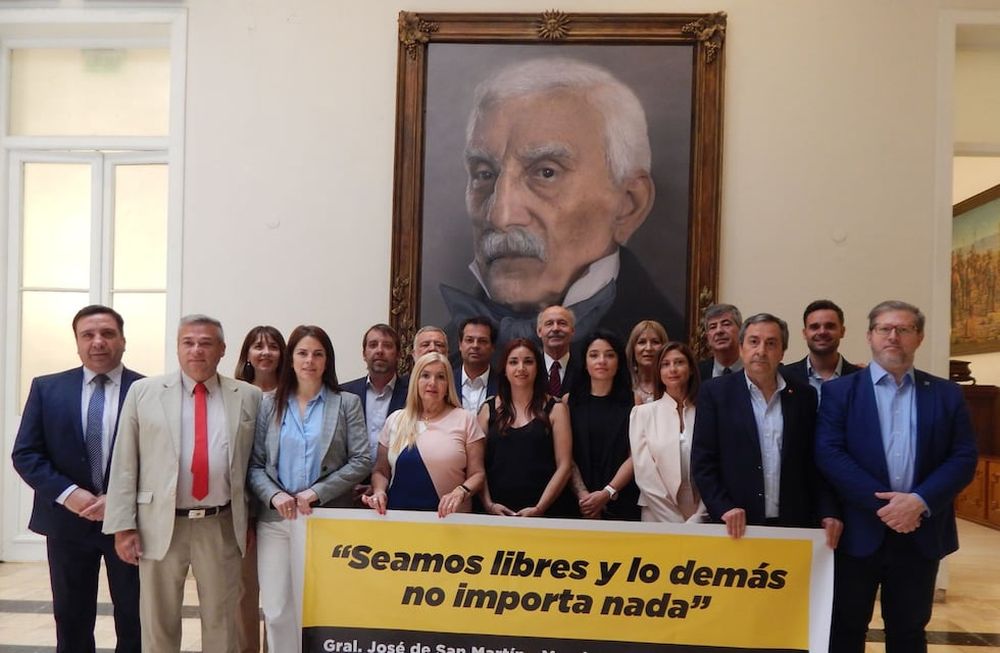 El Pro bullrichista, el demarchista y radicales armaron una foto para apoyar a Javier Milei.