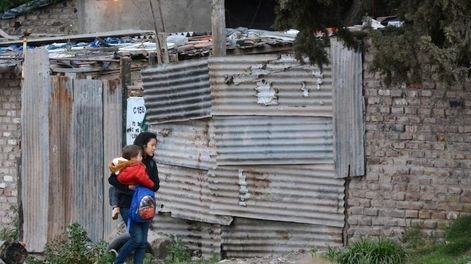 Hay miles de personas que viven en la indigencia bajo puentes y nylon invierno y verano. / Archivo.