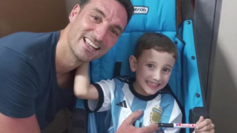 El DT de la Selección Argentina tuvo un tierno gesto con un nene que fue hasta Pujato a conocerlo.
