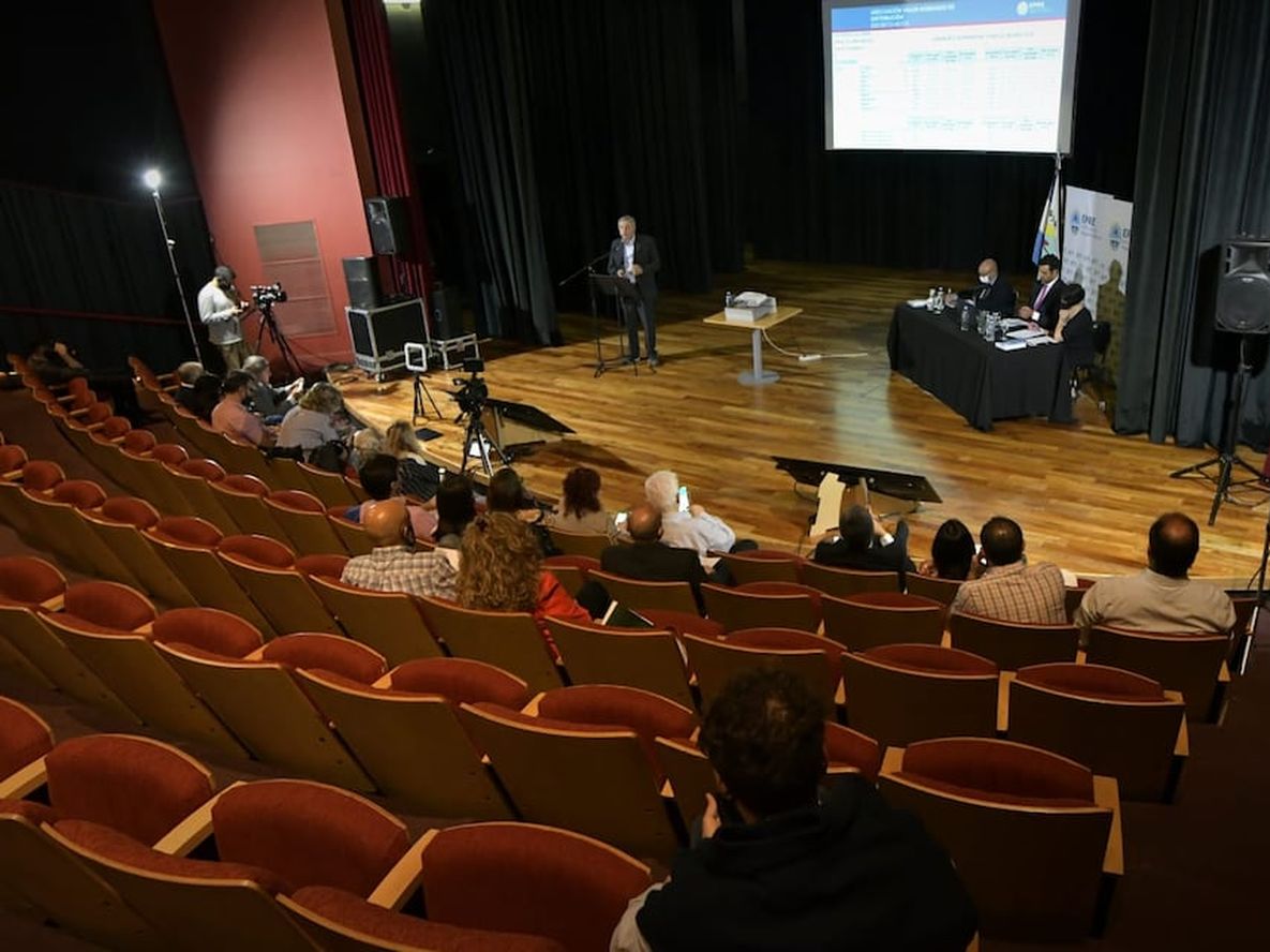 Audiencia por aumento en el precio del servicio eléctrico, en el Le Parc (Orlando Pelichotti / Los Andes)