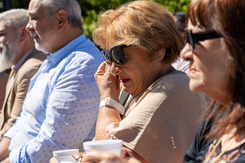 Luisa Berón, madre de Nuri, emocionada durante el acto de entrega del atributo vendimial.