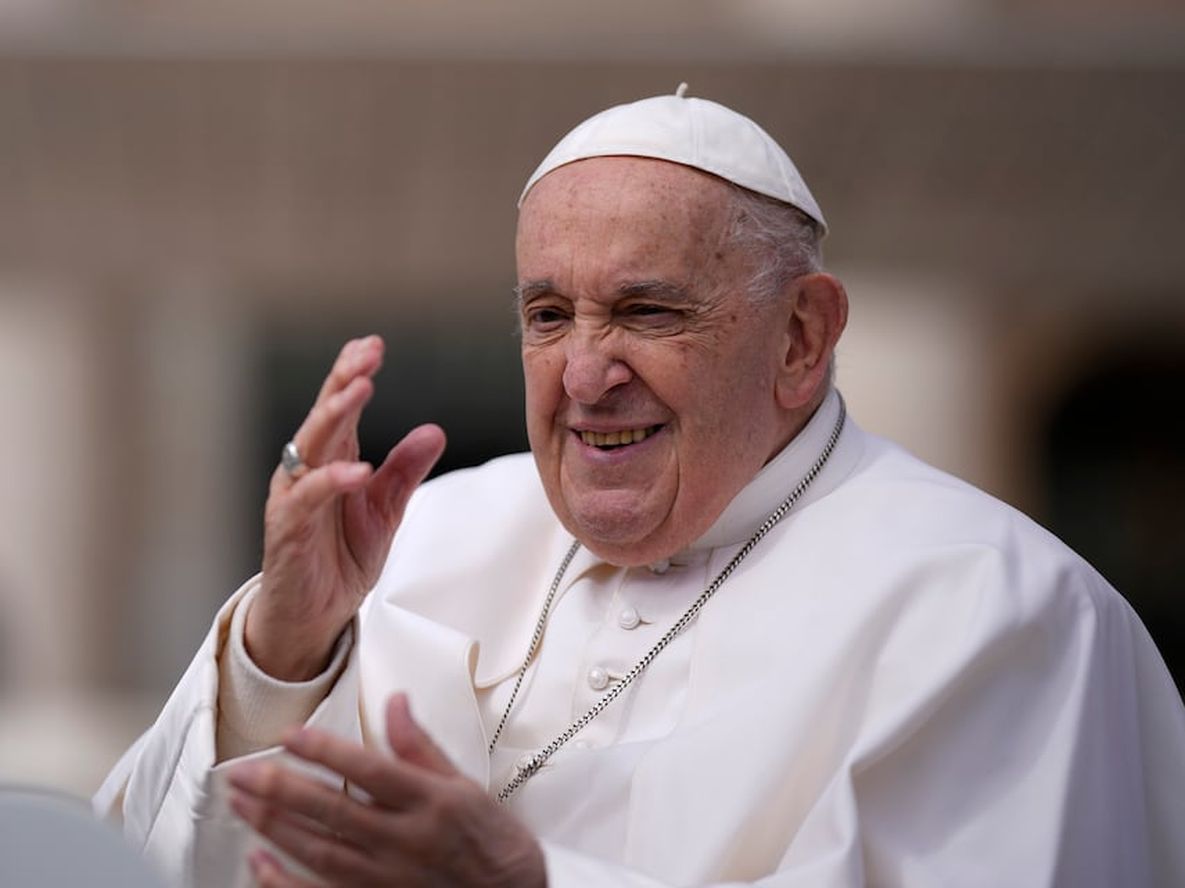 ARCHIVO -El papa Francisco saluda al salir de su audiencia general semanal en la plaza de San Pedro en el Vaticano (AP Foto/Andrew Medichini, Archivo)