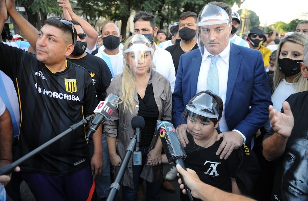 La ex mujer del Diez asistió junto a su pequeño hijo y su abogado. Clarín