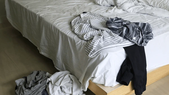 Qué significa dejar la ropa tirada en el piso, según la psicología