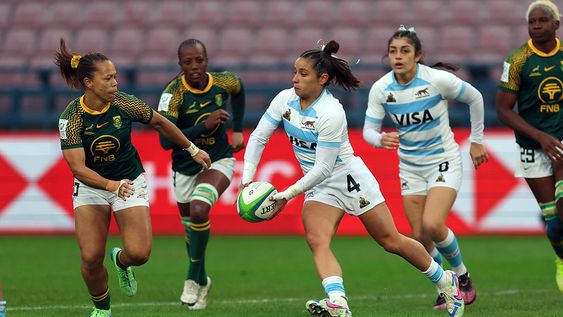 Paula Pedrozo lleva la guinda en uno de los ataques de la selección argentina de rugby reducido
