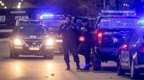 Un policía abatió a un presunto motochorro que lo abordó cuando estaba estacionado en Guaymallén con su novia. Imagen ilustrativa