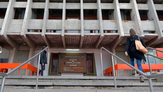La Facultad de Ciencias Políticas y Sociales de la UNCuyo es donde hay una fuerte pelea electoral por el decanato.Foto: Orlando Pelichotti / Los Andes