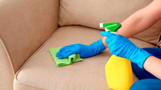 Cómo limpiar y quitar las manchas de tu sillón con 3 simples métodos caseros.