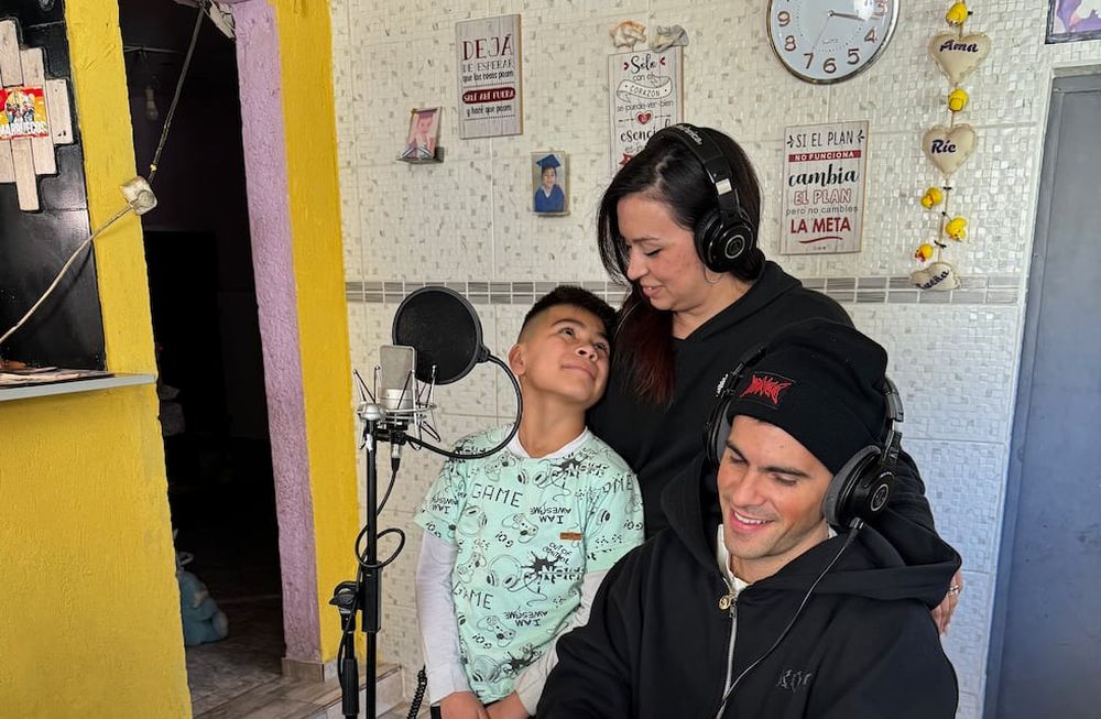 El cantante sorprendió a una familia de Tunuyán para su reciente proyecto.