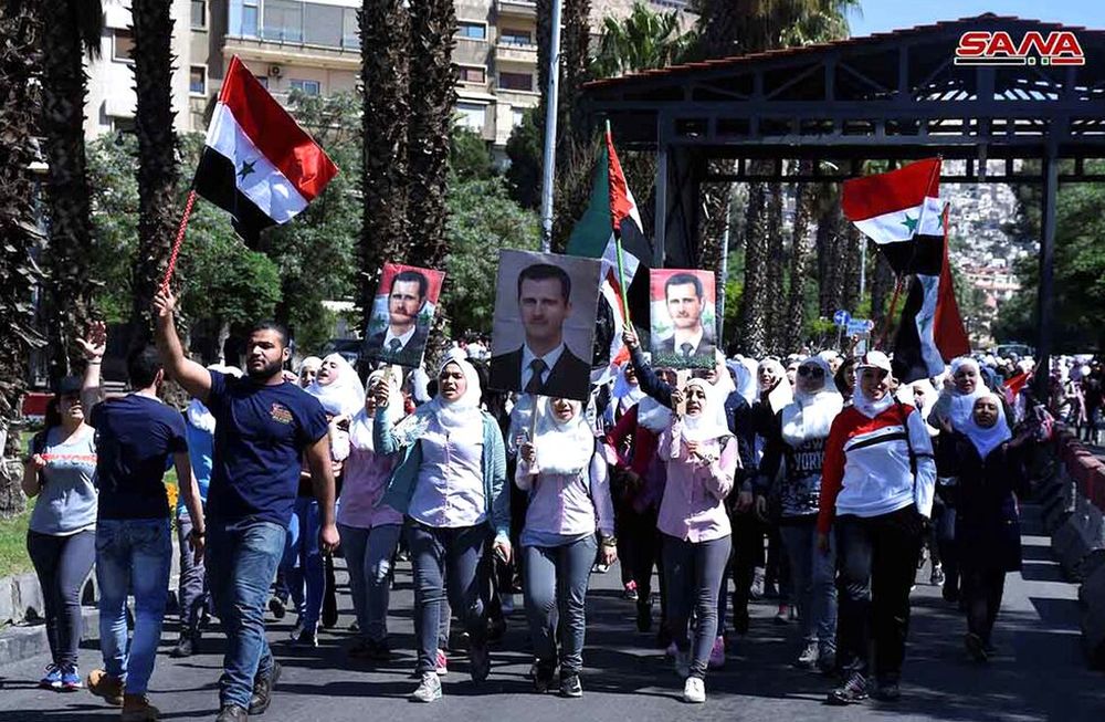 Sirios salen a la calle en Damasco en apoyo a ejército de Assad