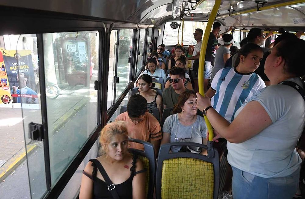 En Mendoza se usa menos el automovil y el transporte público ha marcado un record en la venta de pasajes, esto se debe el costo del combustible, el gasto que genera mover un auto.Foto: José Gutierrez