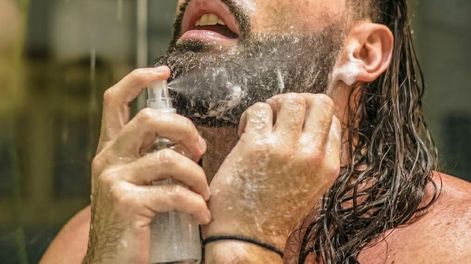 La mezcla de agua tibia y sal solo debe utilizarse antes de la ducha para evitar la resequedad del vello.