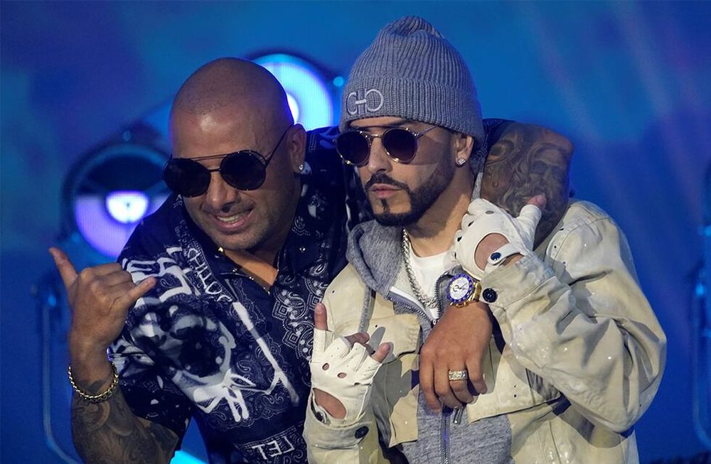 El dúo puertorriqueño de reggaeton Wisin & Yandel posan para fotos después de una conferencia de prensa en Miami, donde anunciaron su gira final.