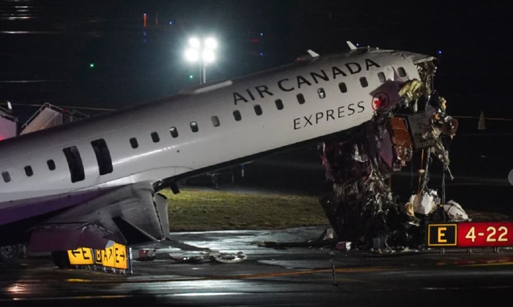 Choque entre avión de Air Canada y un camión de bomberos en el aeropuerto LaGuardia en Nueva York, Estados Unidos