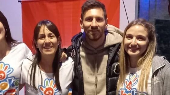 El capitán de la Selección Argentina, que está de vacaciones en Rosario junto a su familia, asistió a la fiesta de su sobrino y causó furor entre los ñinos y adultos. / Gentileza.