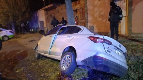 Los Andes | El hombre perdió el control del auto y terminó impactando contra un arbol.