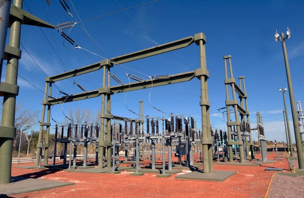 Edeste es la planta que transforma la electricidad de alto voltaje y la distribuye a los domicilios de los departamentos del Este de Mendoza. Foto: Orlando Pelichotti / Los Andes