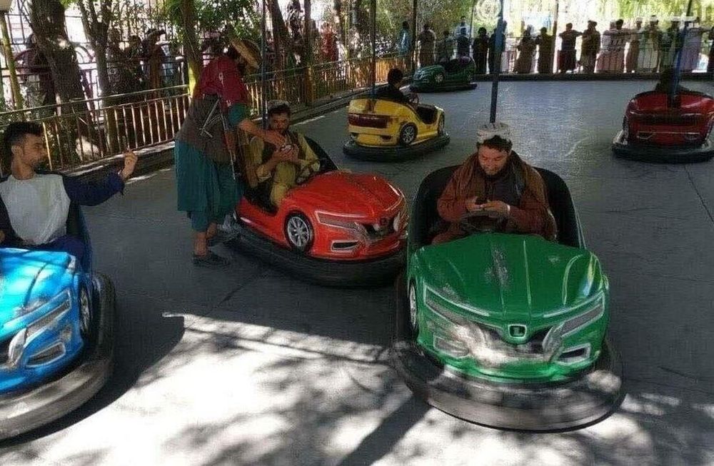 Los talibanes se filmaron en autos chocadores en un contexto de total crisis.