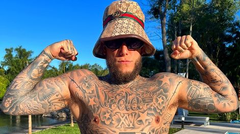 Alex Caniggia suele presumir su pileta desde las redes sociales.