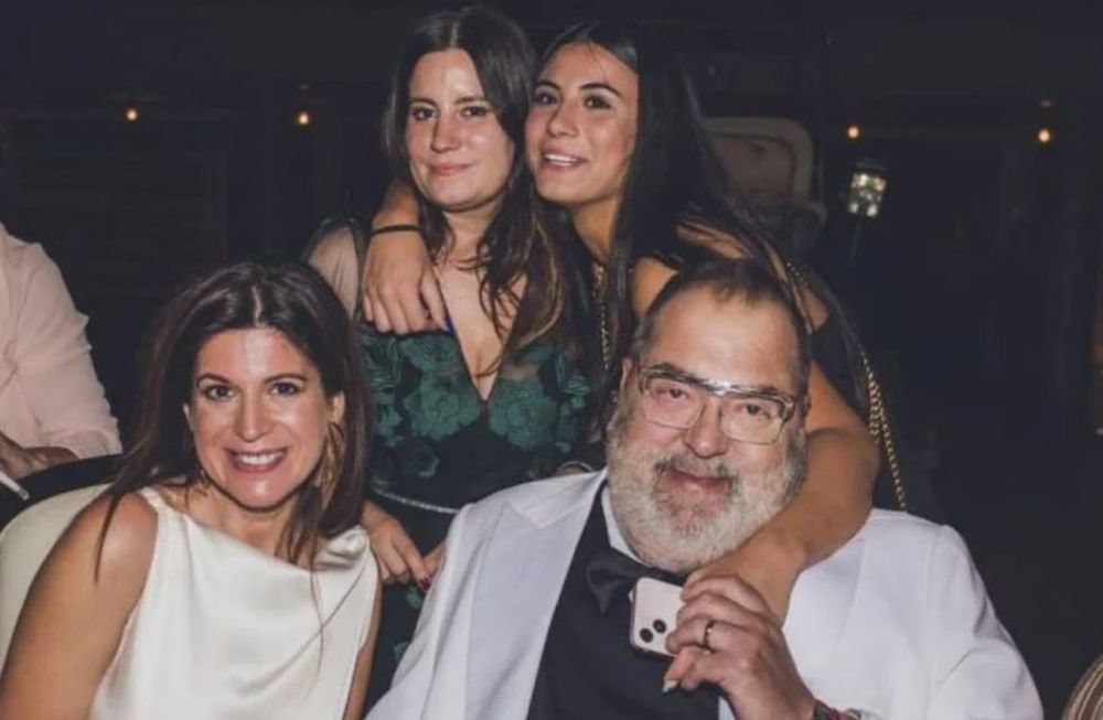 Elba Marcovecchio y Jorge Lanata, en su casamiento, junto a Bárbara y Lola, las hijas del periodista. (Foto: Instagram)