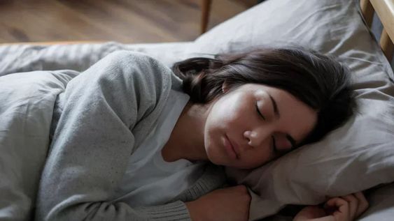 Dormir de lado no es una posición incómoda y ayuda a distintas personas a descansar de la mejor manera.
