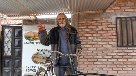 Martín vendedor ambulante conocido como Jesús del Parque Tincho o Maní.