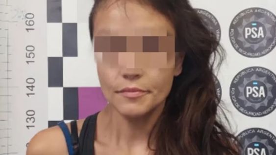Claudia Vanesa Gerez estaba prófuga luego de haber sido condenada por el crimen de su ex pareja en enero de 2016. | Foto: Policía de Seguridad Aeroportuaria