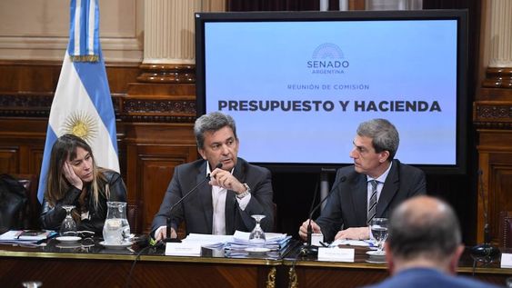 Los senadores Juliana Di Tullio, Víctor Zimmermann y Ricardo Guerra en la Comisión de Presupuesto y Hacienda (Foto: Comunicación Senado)
