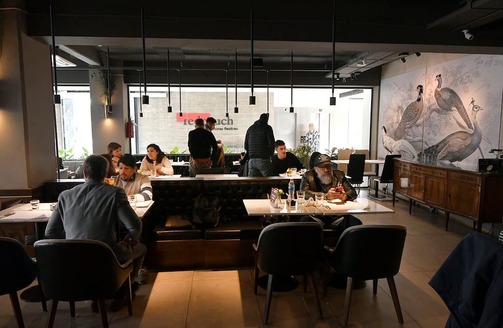 Mendoza 08 Julio 2021 Económico.La gastronomía se reactiva lentamente en epoca de pandemia, tras sufrir una gran crisis.En la foto: El café y restorán Modesto, en Avenida CivitFoto : Orlando Pelichotti  / Los Andes