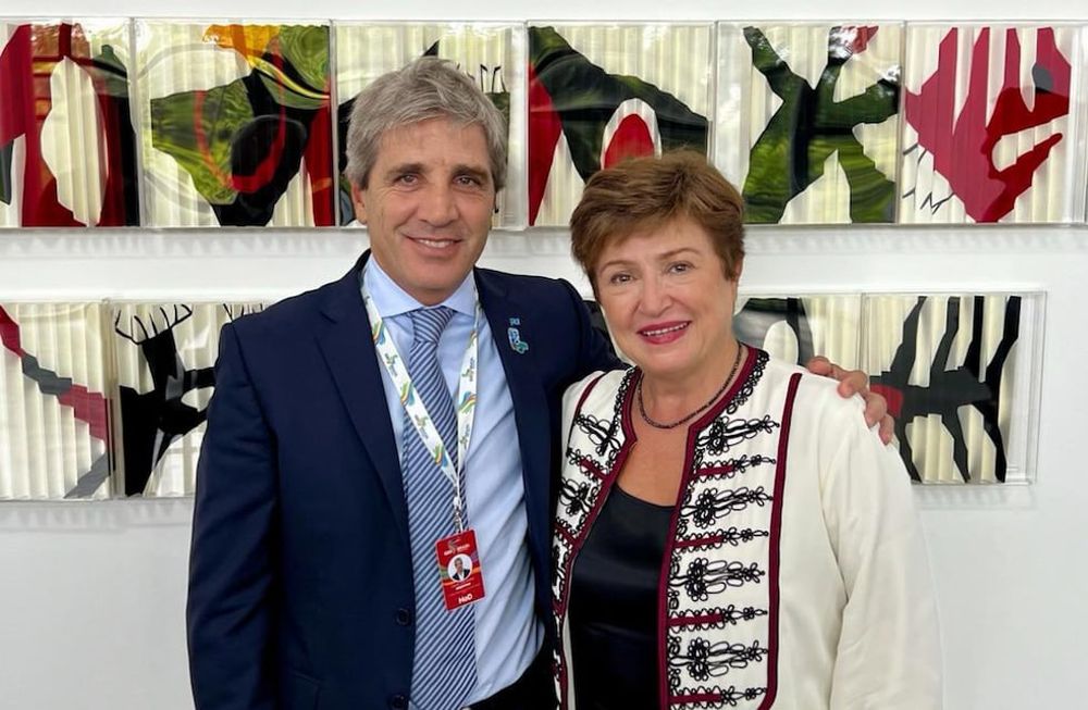 El titular de Economía, Luis Toto Caputo, compartió imágenes del encuentro con la directora gerente del Fondo Monetario Internacional en la red social X. Foto: @LuisCaputoAR
