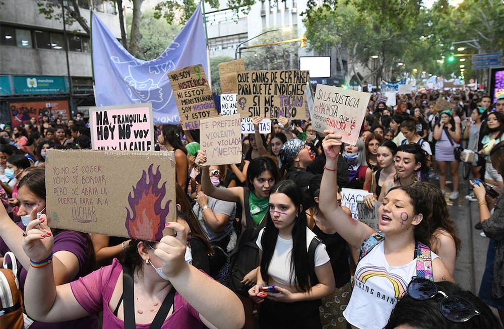 Día Internacional de la mujer, el 8 de marzo, marcha De Ni una menos en la Ciudad de Mendoza. / José Gutiérrez - Los Andes