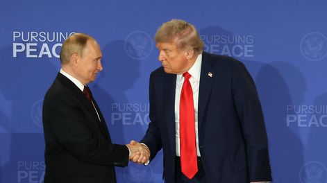 El presidente de Rusia, Vladimir Putin (i), y su homólogo de Estados Unidos, Donald Trump, se saludan al finalizar una declaración conjunta este viernes, en Anchorage (Estados Unidos).&nbsp;