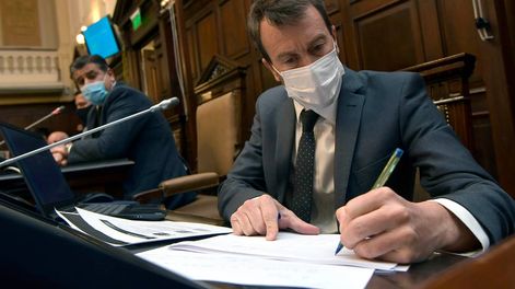 Los Andes | El jueves pasado, el ministro de Hacienda Lisandro Nieri, presentó el proyecto de Ley del Presupuesto 2022 en la Legislatura Provincial. Foto: Orlando Pelichotti