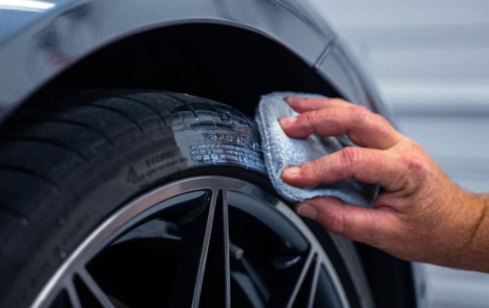 Es una técnica sencilla pero efectiva, ideal para quienes desean mantener su auto cuidado sin gastar de más.