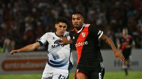 Los Andes | Independiente Rivadavia vs. Riverl Plate en el estadio Malvinas Argentinas. / JOSÉ GUTIÉRREZ (LOS ANDES).
