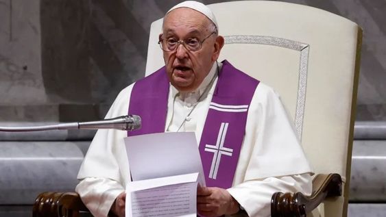 Fotografía de archivo del Papa Francisco durante una vigilia penitencial en el Vaticano. EFE/EPA/Fabio Frustrac