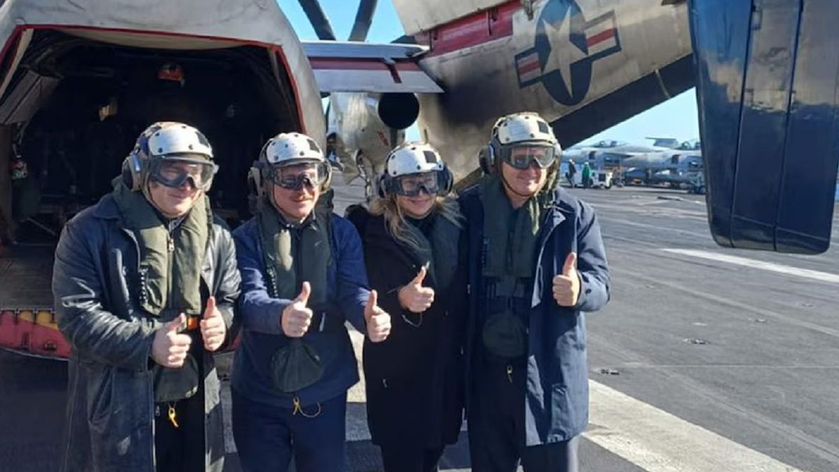 Nuevo guiño a Trump: Milei visita el portaaviones Nimitz de Estados Unidos que navega por Argentina